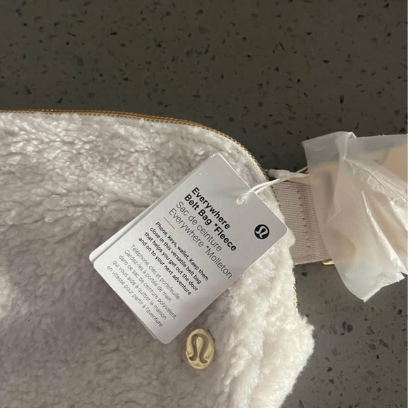 ivory sherpa belt bag lululemon Everywhere Fleece 1L Keep them close in this versatile belt bag that helps you get out the door and on to your next adventure Brand New Sherpa Lululemon Athletica